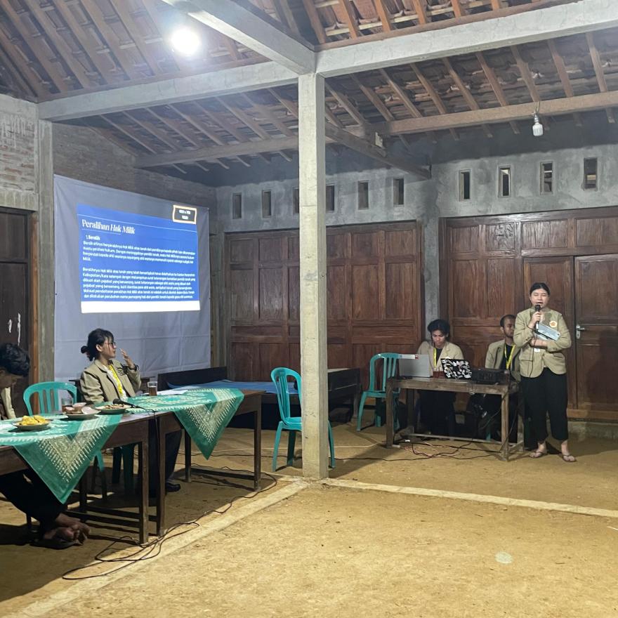 Mahasiswi KKN UGM Memberikan Sosialisasi Hukum Agraria